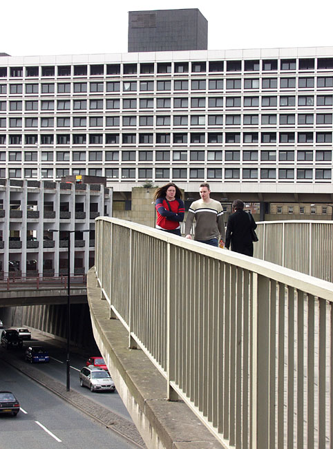 Swan_House_Footbridge
