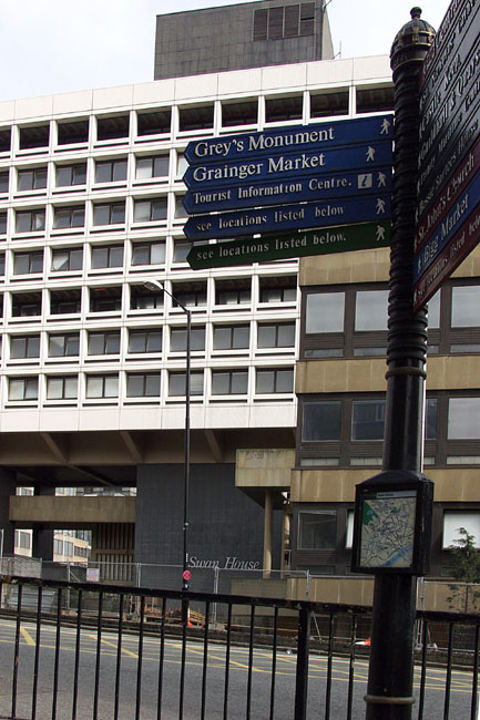 Swan_House_Mosely_Fingerpost_01