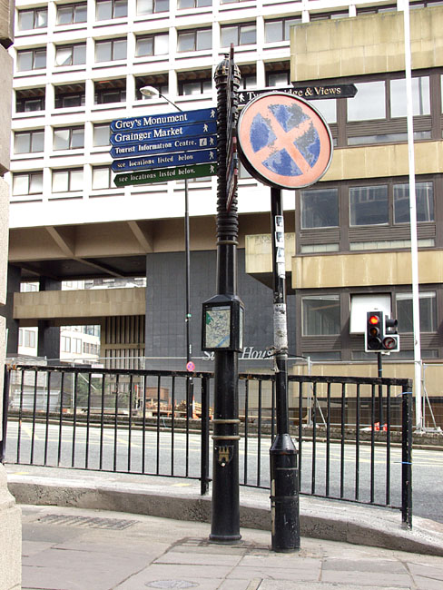 Swan_House_Mosley_Fingerpost_02