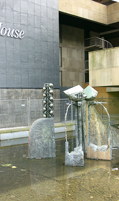 Swan_House_Sculpture